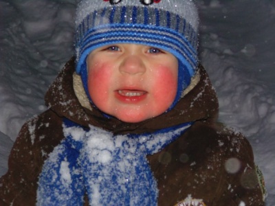 Оксана Белоусова и Артем, 2 года 10 месяцев, участник №6:
"Розовощекий снеговик, он к зиме почти привык.
Очень весело ему с мамочкой играть в саду!"