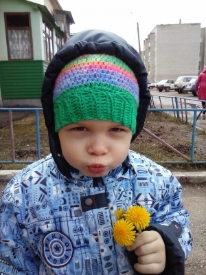 На этом фото Павлуше 2 годика и он впервые осознанно познакомился с одуванчиками)))