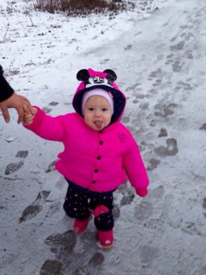Алина Кузнецова, участник №4: "Нашу лапочку-дочку зовут Дарина❤️, ей 1,5 года. Мы очень любим гулять на улице, снег нам понравился особенно))) На этом фото она ловит снежинки языком)))"