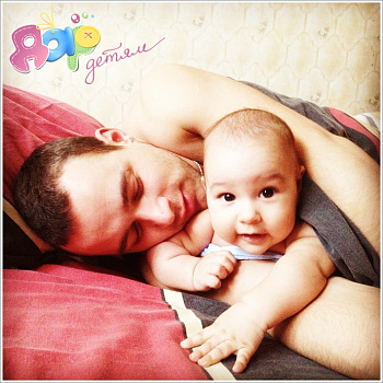 Ребенок спит с родителями